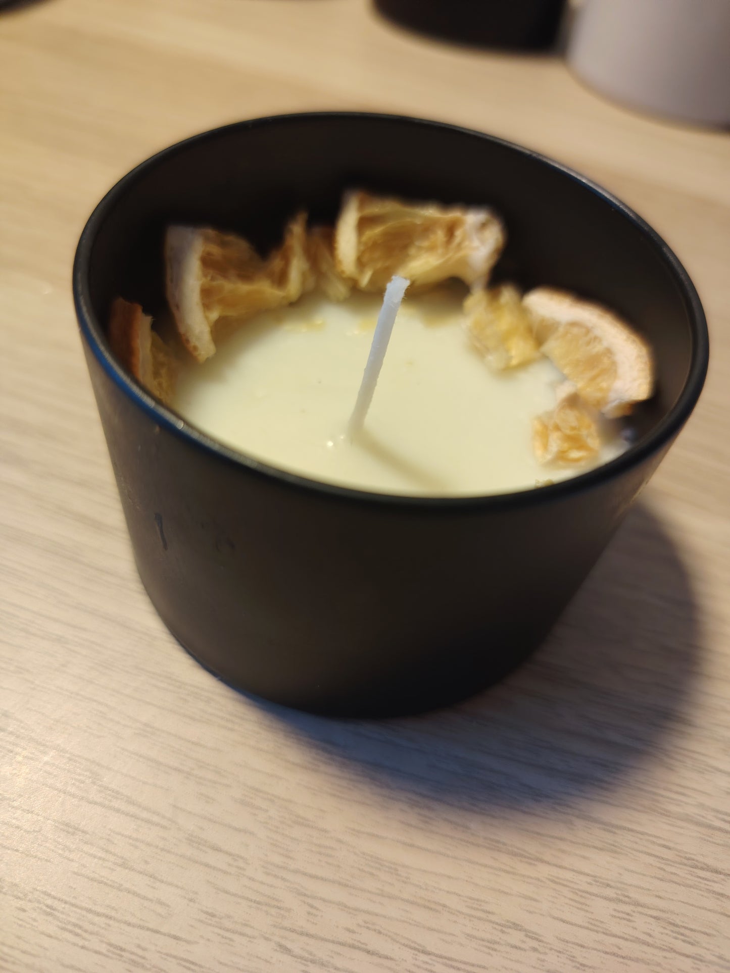 Candela in contenitore di latta