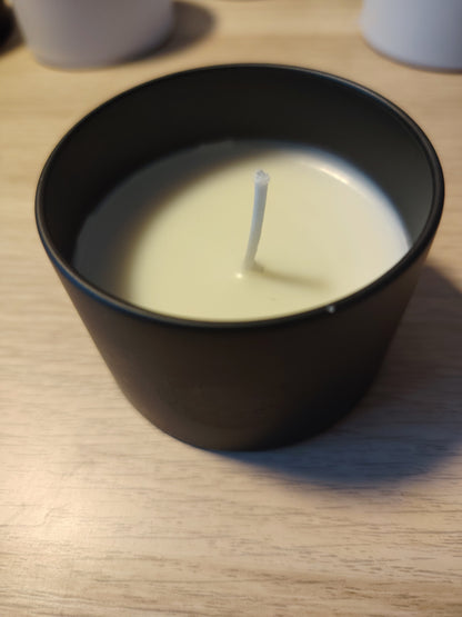 Candela in contenitore di latta