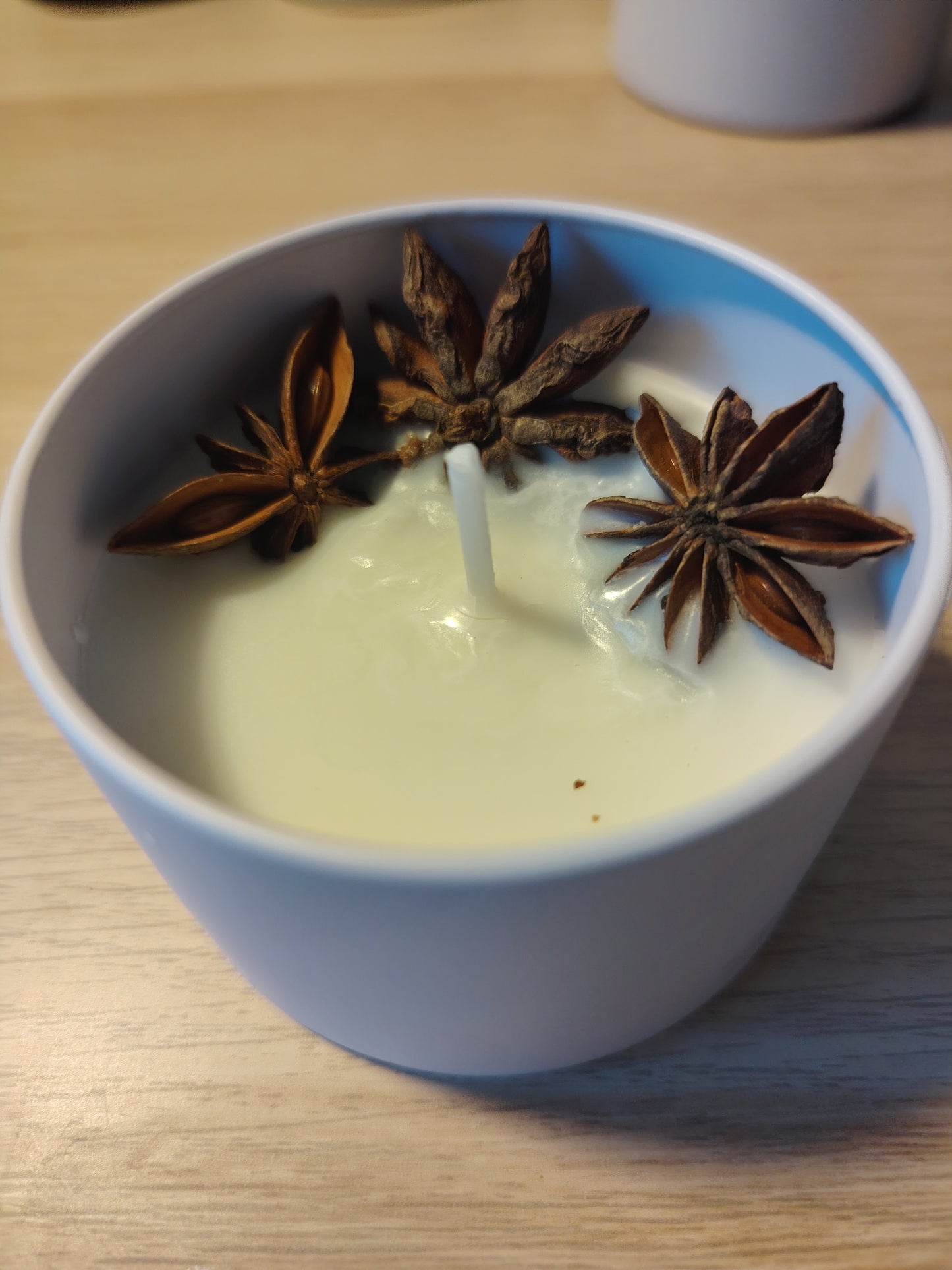 Candela in contenitore di latta