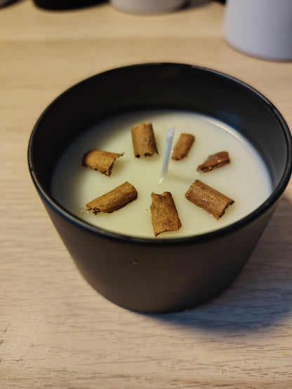 Candela in contenitore di latta