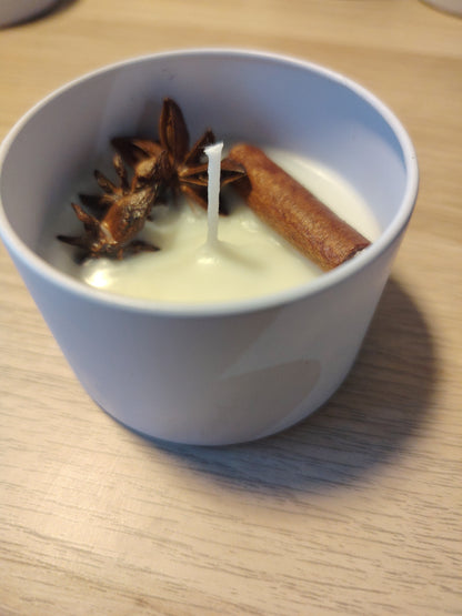 Candela in contenitore di latta