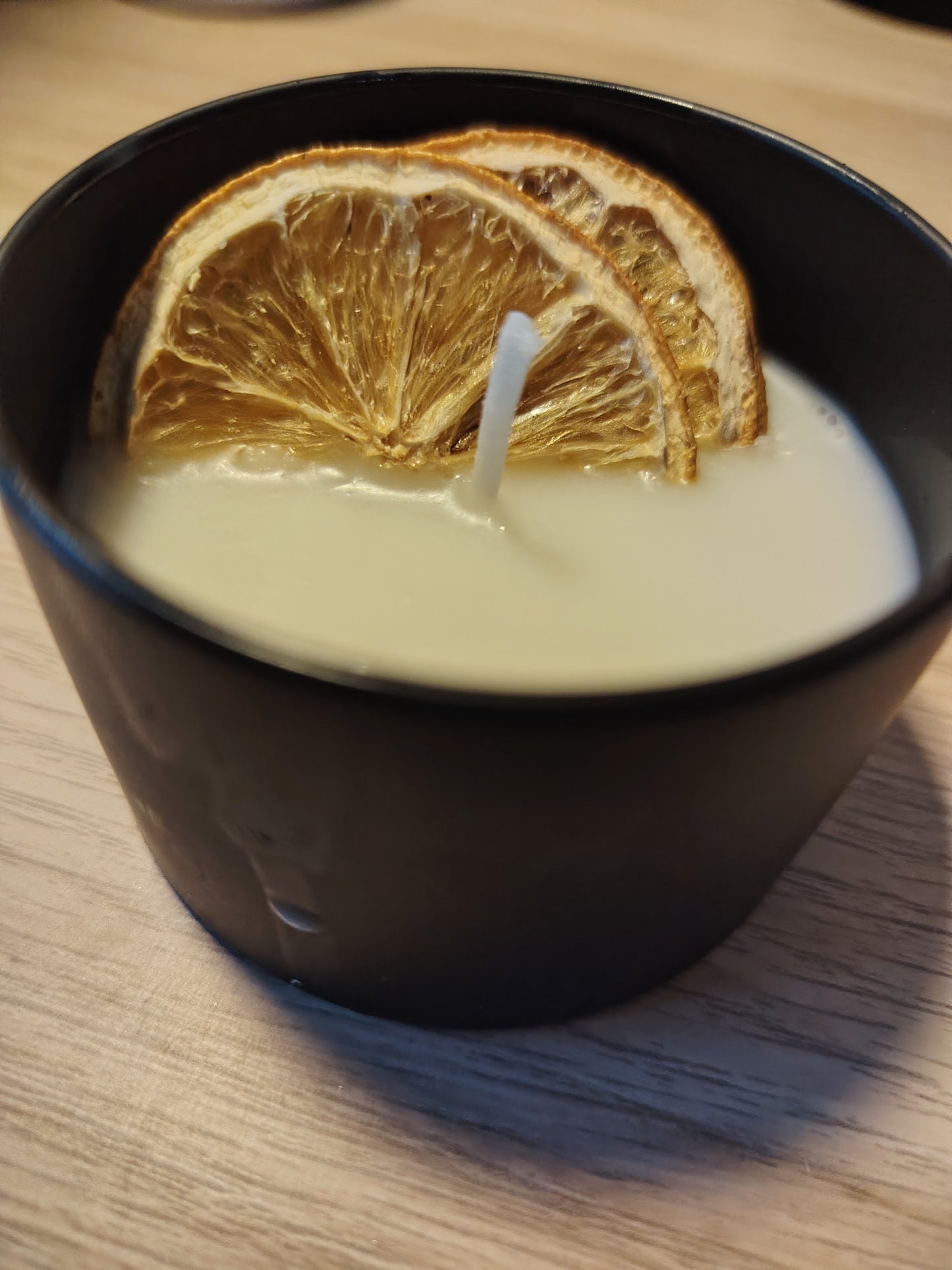 Candela in contenitore di latta